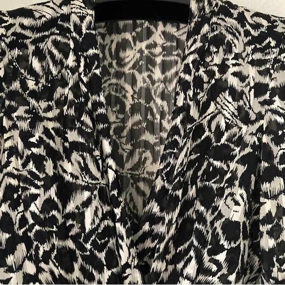 BCBG Max Azria Ribbon Tie Abstract Floral Semi Sheer Silk Wrap Top Sz XS - Picture 4 of 15